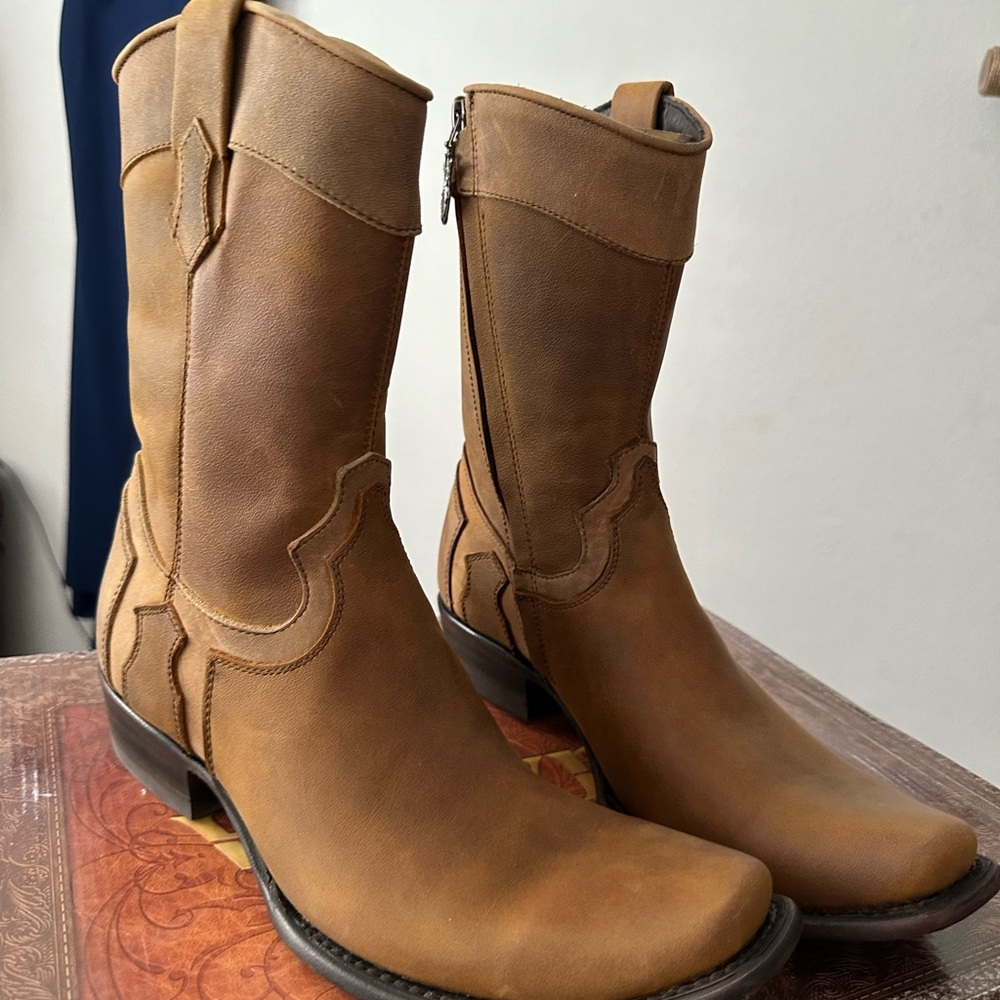 BRAND NEW CUADRA BOOTS